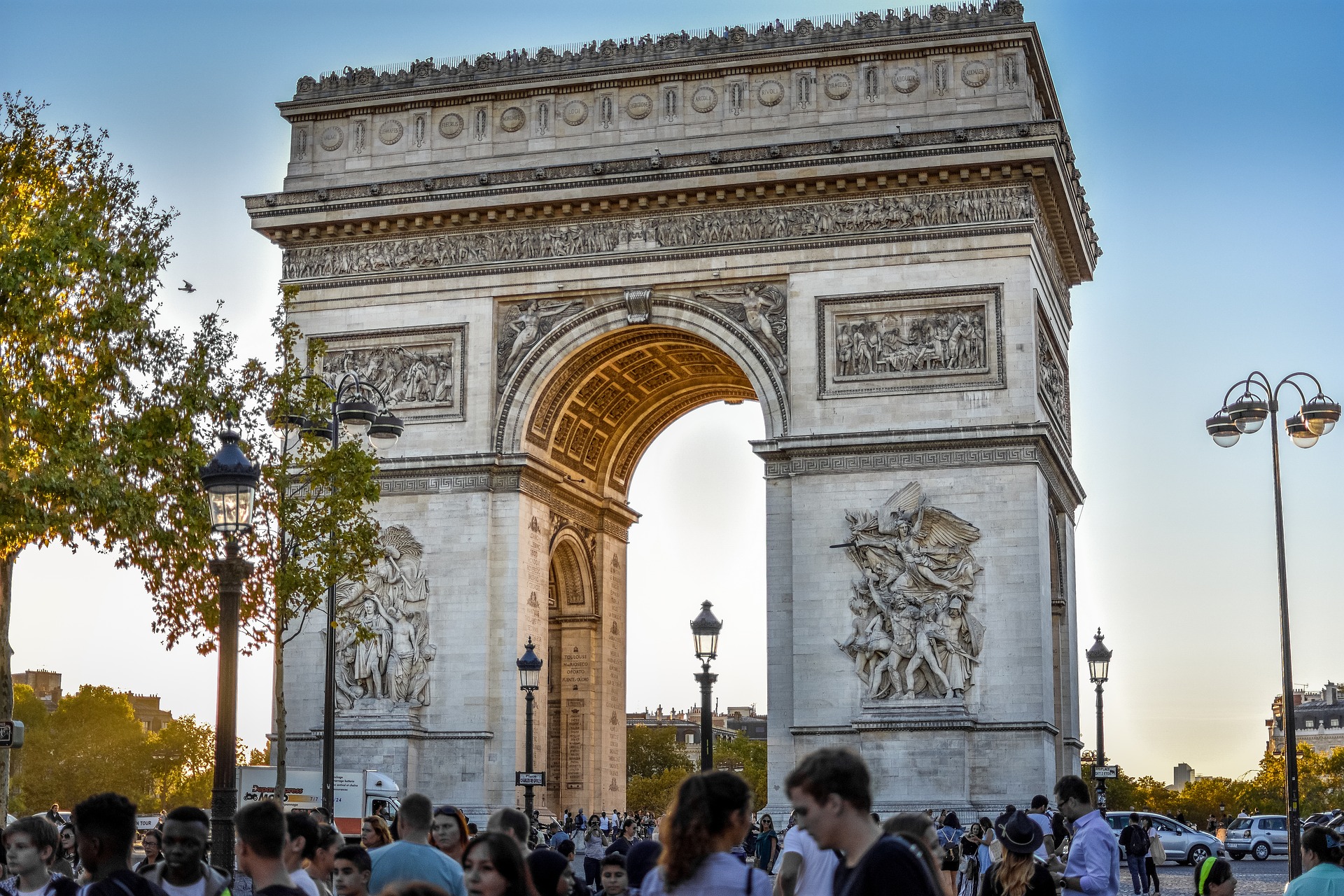 Париж Елисейские поля и Триумфальная арка
